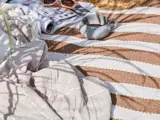 Lene Bjerre, Strivie, Vendbart, Gulvtæppe, Gyldenbrun, råhvid, Genanvendt plastik, L:140 x B:70 cm