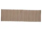 Et rektangulært tæppe med skiftevis lodrette brune og beige striber.