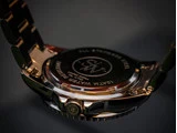 Nærbillede af bagsiden af et armbåndsur i rustfrit stål med indgraveret tekst, der angiver vandtæthed og detaljer om begrænset oplag.