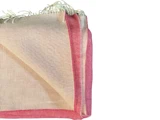Foldet beige og pink tørklæde med frynsede kanter, vist mod en hvid baggrund.