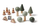 Legetøjssæt i træ med grønne træer, orange trafikkegler, vejskilte og et parkeringsskilt, alt sammen på en hvid baggrund.