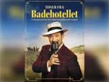 En mand i ternet jakkesæt og stråhat synger i en vintage-mikrofon med sandklitter i baggrunden. Teksten ovenover lyder: Toner Fra Badehotellet og kreditering af Jens Jacob Tychsen.