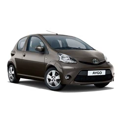 En brun Toyota Aygo kompaktbil er vist fra en vinkel på forsiden på en hvid baggrund.