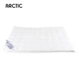 Et hvidt quiltet tæppe er pænt foldet på en hvid baggrund med et mærke i det ene hjørne. Ordet ARCTIC står i sort tekst øverst til venstre.