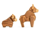 To dyrefigurer af træ, en stor og en lille, begge med geometriske former og spidse ører, der ligner stiliserede hunde eller okser, og som står på en hvid baggrund.