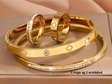 To guldringe og to guldarmbånd med diamantaccenter vises på en beige overflade. Teksten på norsk lyder 2 ringe og 2 armbånd.