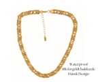En guldkæde med justerbar lås, beskrevet som vandtæt, 18 karat guldbelagt og dansk design.