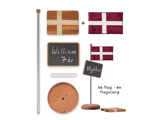 Et dansk flagsæt med to små flag, en træstang, fod, minitavle, kridt og træplade, pænt arrangeret på en hvid baggrund.