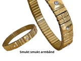 To guldarmbånd med indgraverede mønstre og indlejrede klare sten, vist på en hvid baggrund med teksten Smukt smukt armbånd nedenunder.