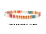 Et farverigt elastisk armbånd med glasperler i pink, orange, hvid, turkis og guld; den danske tekst nedenunder lyder elastisk armbånd med glasperler.