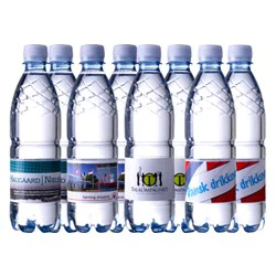 1 palle (1.596 stk) 0,5 ltr. kildevand med eget logo.
