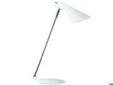 En moderne hvid skrivebordslampe med en slank metalstamme og en vinklet, kegleformet skærm, der står på en flad, hvid base.