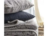 Velour quilt tæppe i støvet lilla m. print fra Ib Laursen