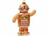 En juletræspynt formet som en peberkagerobot, dekoreret med farverige glasurdetaljer og et lyserødt kontrolpanel, med den ene arm løftet.