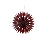 En rødbrun papirstjernelygte med udskårne diamantformer, oplyst indefra og hængende i en snor mod en hvid baggrund.