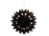 En sort papirstjernedekoration med spidse kanter og diamantformede udskæringer, der hænger i en snor mod en hvid baggrund.
