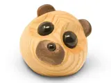 Et lille, rundt bjørnehoved af træ med store sorte øjne, små brune ører og en mørkebrun snude på en hvid baggrund.