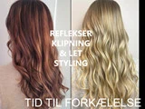 Billeder af langt, bølget hår side om side: til venstre i varm brun med striber, til højre i blond. Dansk tekst: "Lyse striber, klipning & let styling. Tid til forkælelse.".