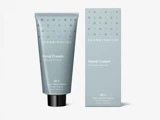 En blå tube Skandinavisk Håndcreme og den tilhørende æske, begge mærket Håndcreme og Vegansk. Naturlig. Økologisk. Fremstillet i Sverige. 75 ml / 2,54 fl. oz.
