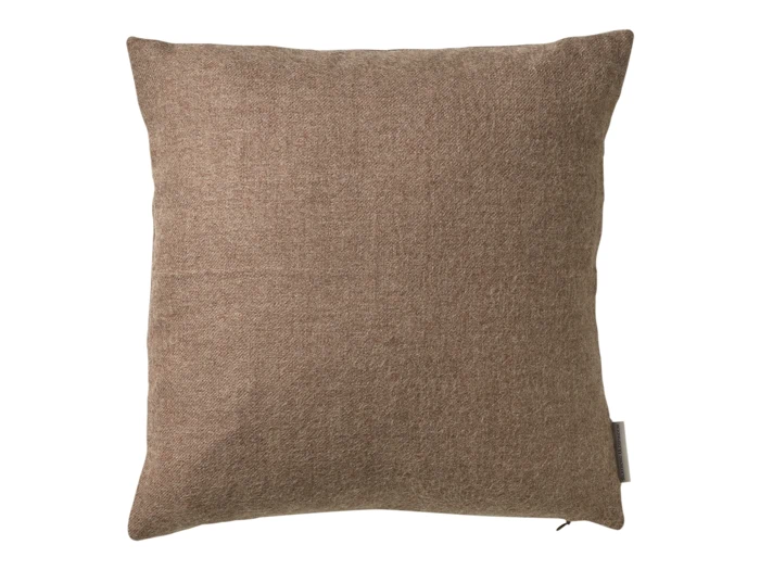 En firkantet, brun strukturpude med et synligt stofmærke på siden mod en hvid baggrund.