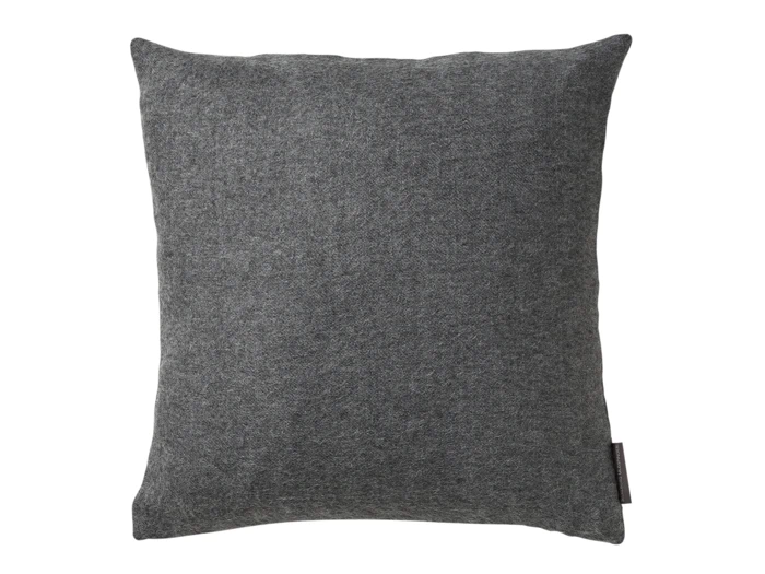 En rektangulær mørkegrå pude med et blødt, struktureret stof, fotograferet mod en hvid baggrund.