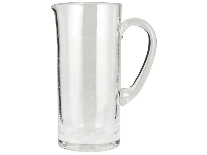 En høj, klar glaskande med en stor hank, vist tom mod en hvid baggrund.