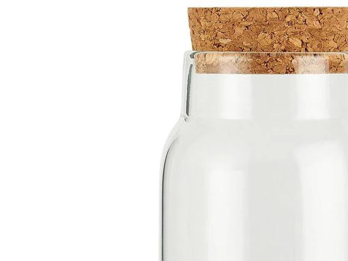 Klar glaskrukke med korklåg, vist mod en hvid baggrund. Kun den øverste del af krukken og låget er synlige.