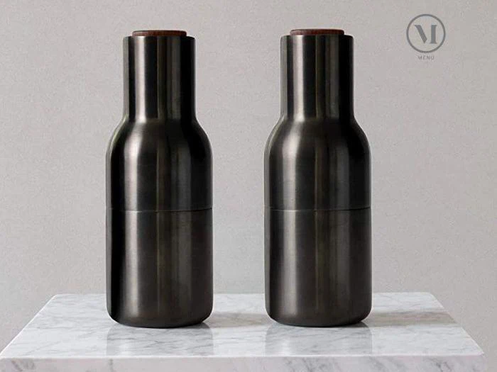 MENU salt og peberkværn i Sand og valnød