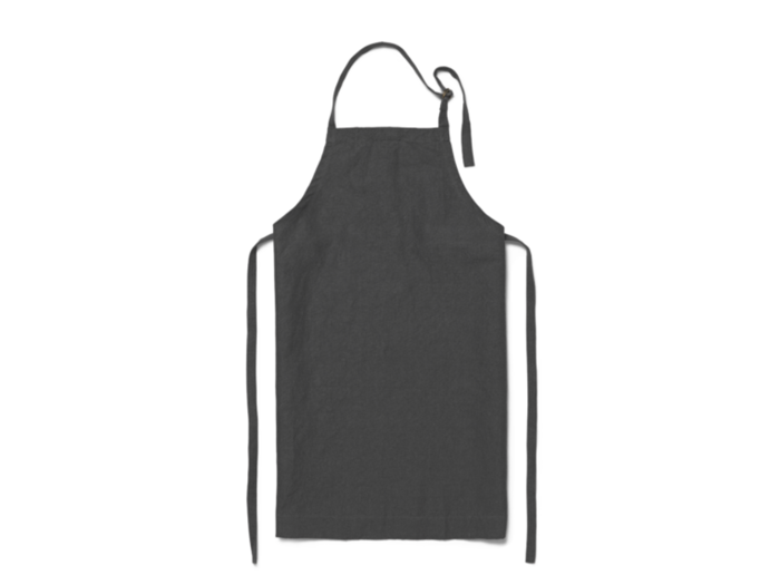 Et almindeligt sort forklæde med halssløjfe og to lange taljebånd, vist fladt på en hvid baggrund.