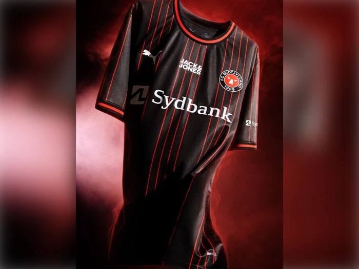 Sort FC Midtjylland-fodboldtrøje med røde lodrette striber samt klub- og sponsorlogoer.