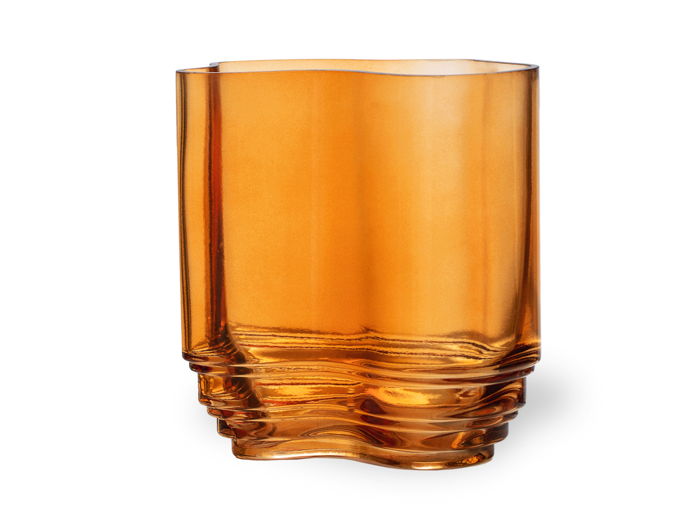 Et ravfarvet glasbæger med en bølget, struktureret bund og glatte sider på en hvid baggrund.