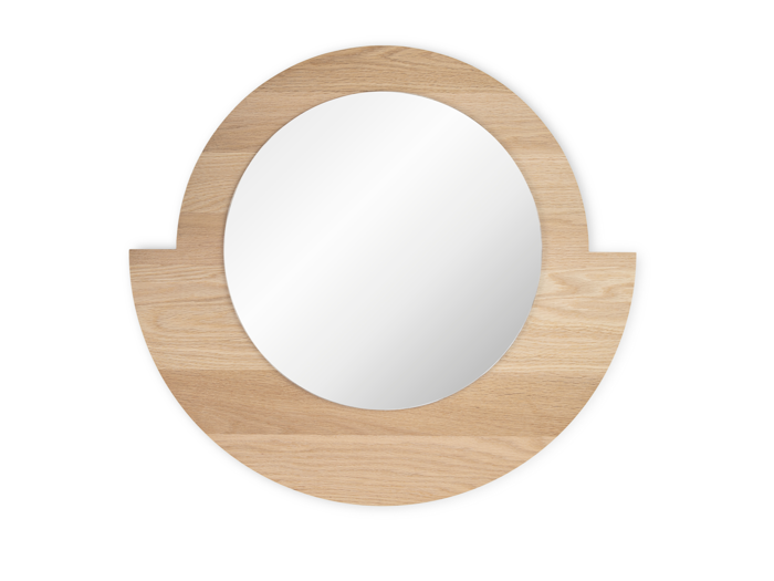 Et rundt vægspejl med en lys træramme med en flad vandret base og en buet top på en hvid baggrund.