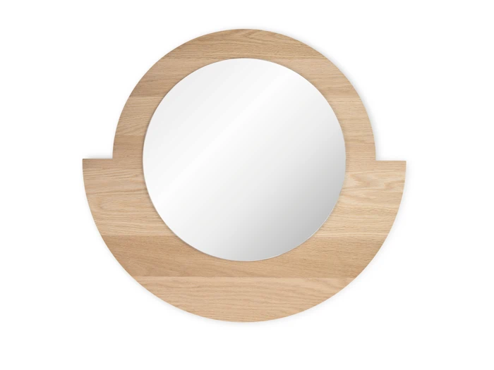Et rundt vægspejl med en lys træramme med en flad vandret base og en buet top på en hvid baggrund.