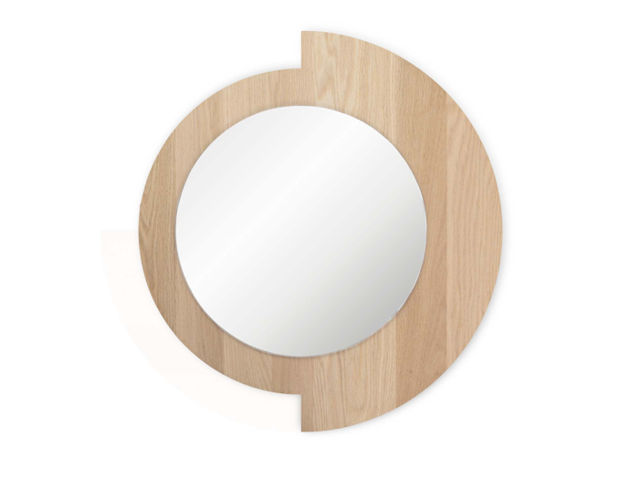Ovalt spejl med en lys træramme, der danner en delvis cirkel og skaber et moderne, asymmetrisk design.