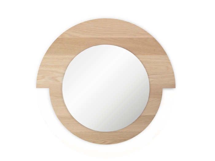 Et rundt spejl med en lys træramme med en flad kant foroven og forneden på en hvid baggrund.