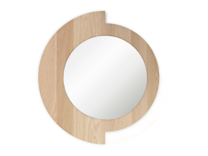 Et rundt spejl med en delvis træramme, der dækker venstre side og strækker sig lidt ud i toppen og bunden og danner et abstrakt, moderne design.
