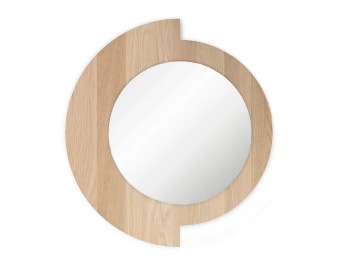 Et rundt spejl med en delvis træramme, der dækker venstre side og strækker sig lidt ud i toppen og bunden og danner et abstrakt, moderne design.