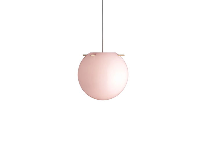 En lyserød, kugleformet pendel hænger fra en hvid ledning mod en almindelig hvid baggrund.
