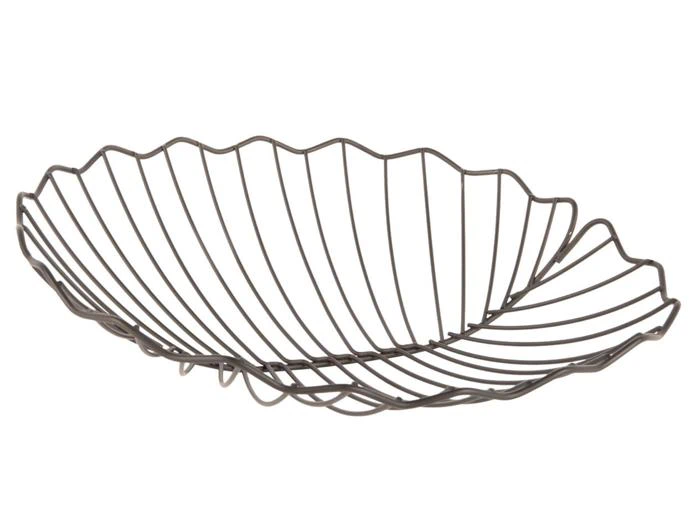 En metaltrådkurv formet som en muslingeskal med buede linjer, der danner muslingeskallens riller, vist på en hvid baggrund.