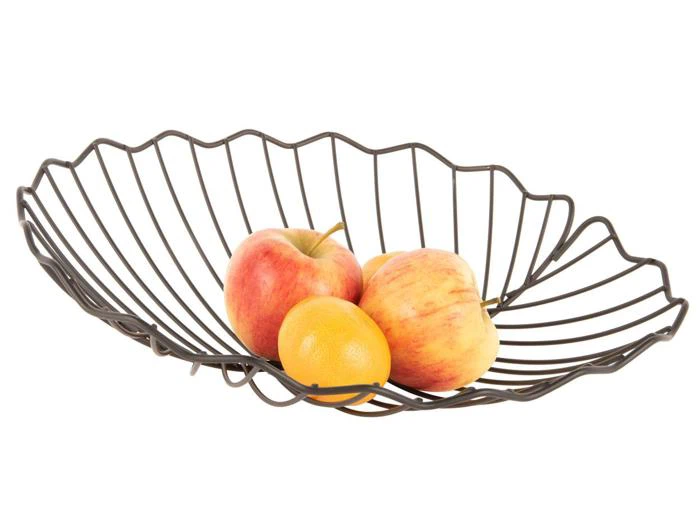 En frugtkurv af ståltråd indeholder to æbler og en appelsin på en hvid baggrund.