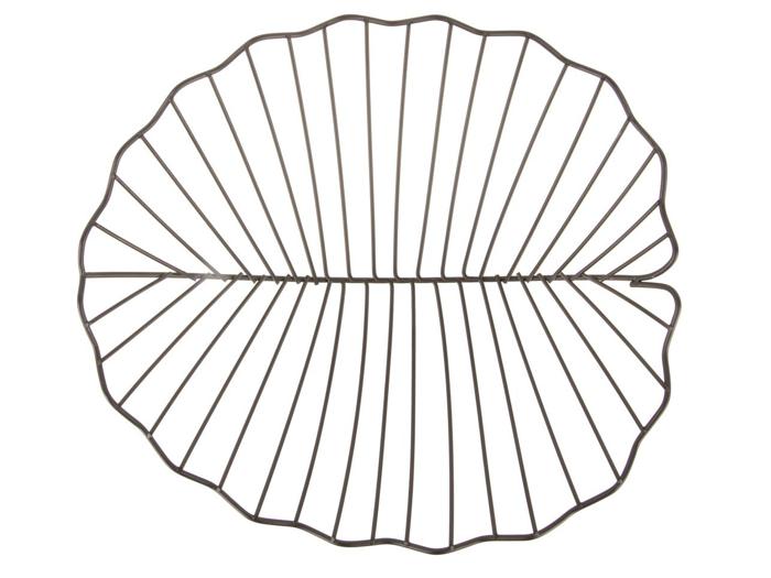 En rund bordskåner af metaltråd med en takket kant og jævnt fordelte radiale linjer, der ligner et stiliseret blad eller en muslingeskal.