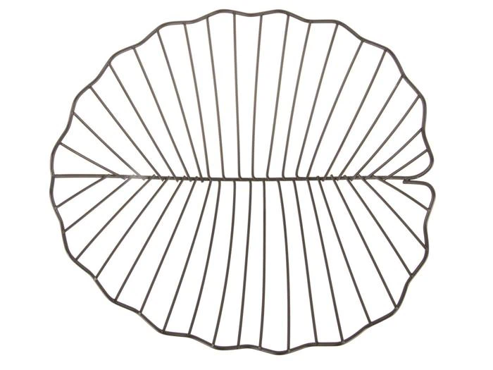 En rund bordskåner af metaltråd med en takket kant og jævnt fordelte radiale linjer, der ligner et stiliseret blad eller en muslingeskal.
