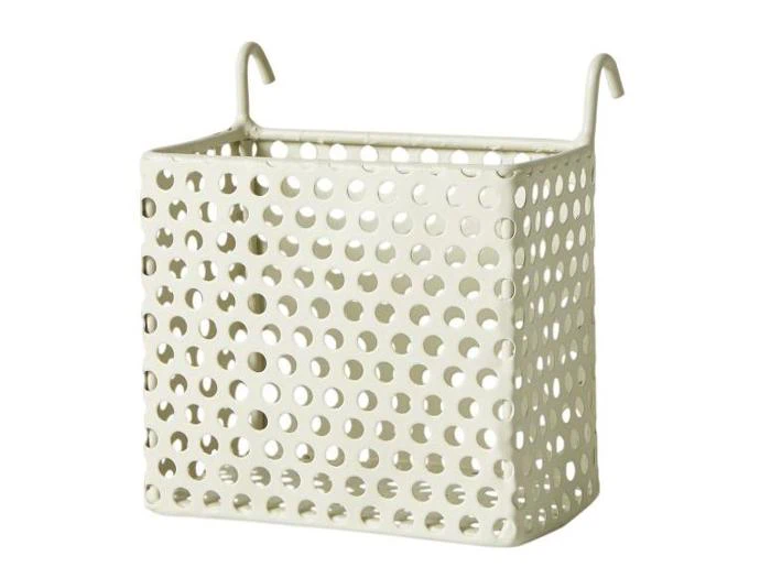 En beige opbevaringskurv i plast med runde huller og to kroge til ophængning, vist på en hvid baggrund.