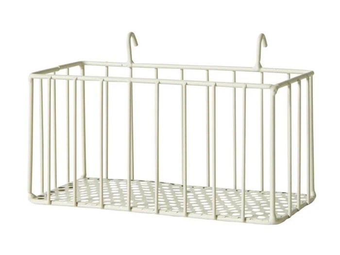 En rektangulær, hvid metaltrådkurv med lodrette stænger, en perforeret bund og to kroge til ophængning.