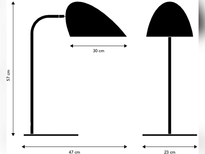 Sort silhuettegning af en bordlampe med følgende mål: 57 cm høj, 47 cm bred ved foden, 30 cm lang lampeskærm og 23 cm bred lampeskærm.