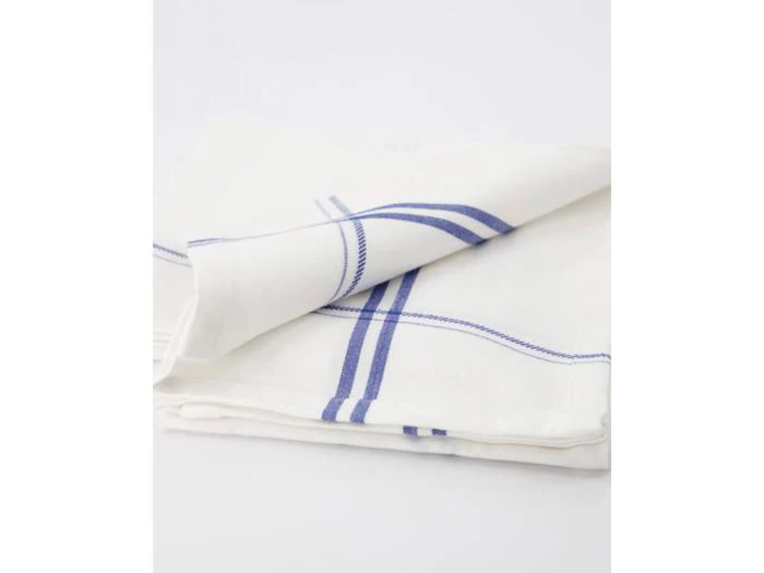 Foldet hvid stofserviet med blå striber på en almindelig hvid baggrund.