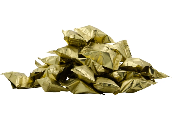 En bunke guldfarvede, individuelt indpakkede bolsjer mod en hvid baggrund.