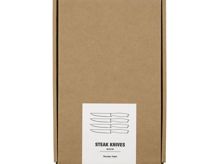 En brun papæske med en hvid etiket med tegninger af fire steakknive og teksten Steak Knives samt en mindre tekst nedenunder.