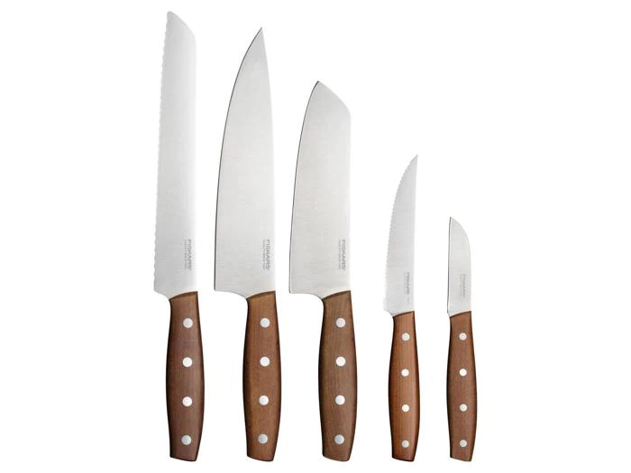 Fem køkkenknive med blade af rustfrit stål og brune træhåndtag, hver med tre nitter, stillet op i størrelsesorden fra størst til mindst.