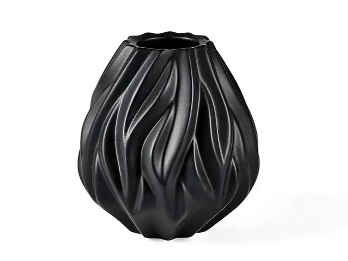 En matsort vase med et skulpturelt, bølget overfladedesign, der skaber en organisk, flydende tekstur.